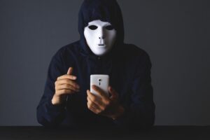 masked_man_using_smartphone