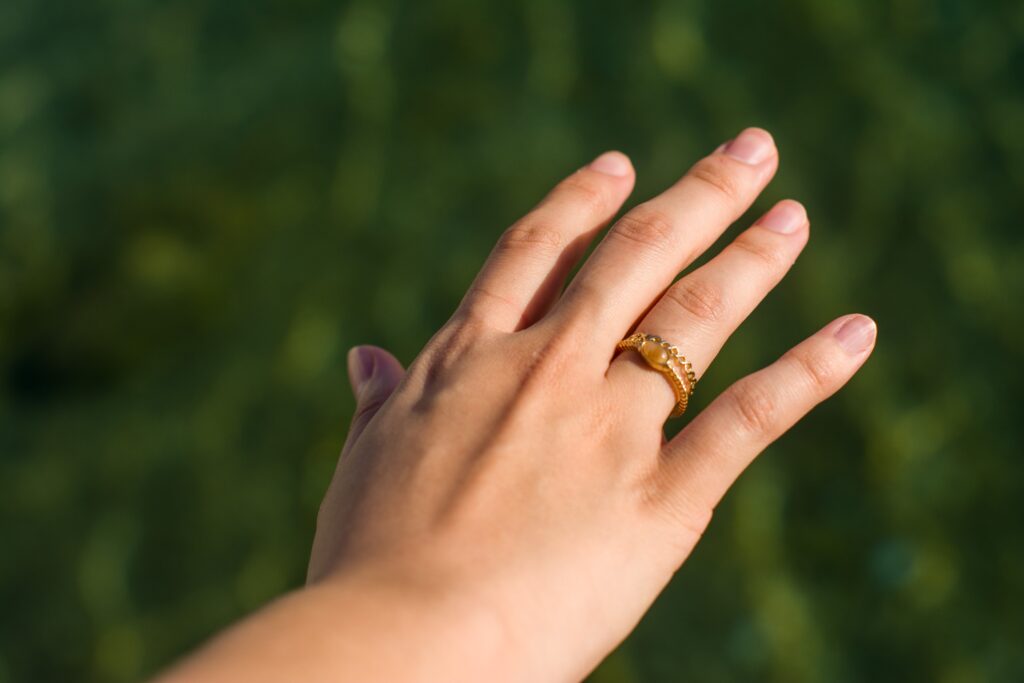 右手薬指に指輪をしている女性の画像