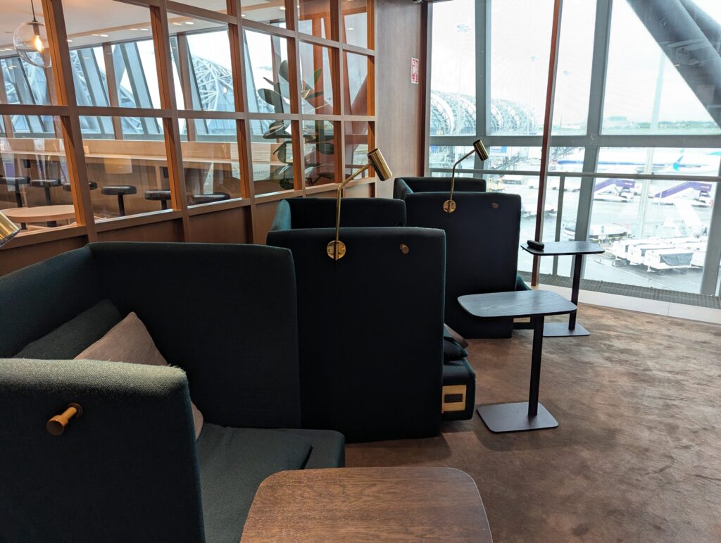 バンコク スワンナプーム空港のキャセイパシフィック航空ラウンジのリラックスエリア