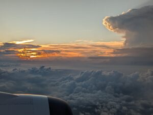 2025年バンコクワーケーションで、帰国便のJAL機内からの景色