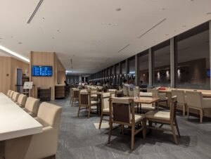 羽田空港JAL国際線サクララウンジのダイニングエリア