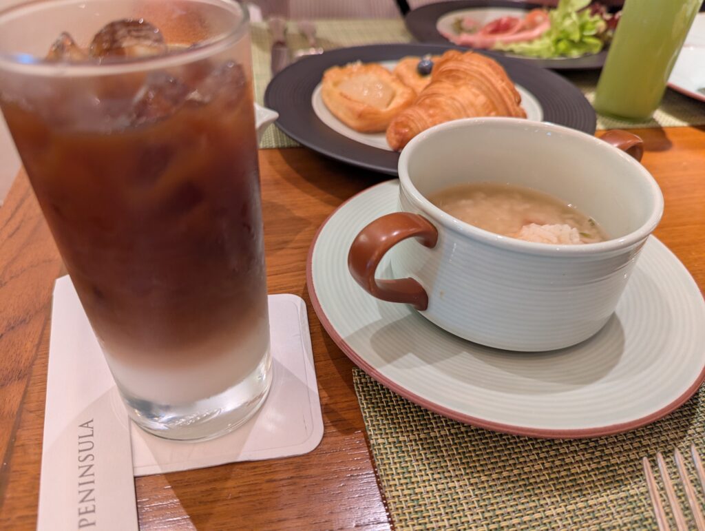 カフェラテと朝食ビュッフェ