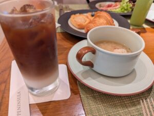 カフェラテと朝食ビュッフェ
