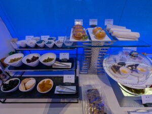 オマーン航空ラウンジのフムスやラップ料理