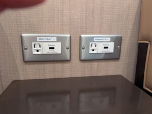 スワンナプーム空港JALサクララウンジの電源付き座席