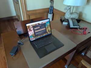 ペニンシュラ・バンコクの客室でノートPCを開いて仕事をする様子