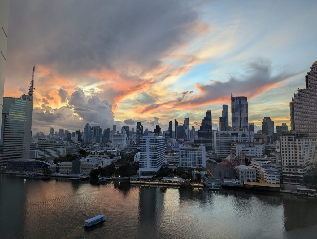 ペニンシュラ・バンコクの客室から眺めたチャオプラヤー川の夕景
