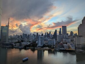 ペニンシュラ・バンコクの客室から眺めたチャオプラヤー川の夕景