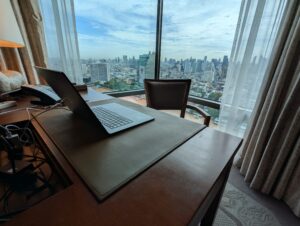 ペニンシュラ・バンコク客室デスクでのワーケーション風景