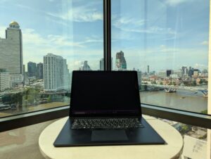グランドデラックススイートのベッドルームでノートPCを開いた様子
