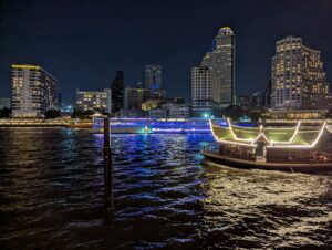 夜のチャオプラヤー川を進むペニンシュラ・バンコクのシャトルボート