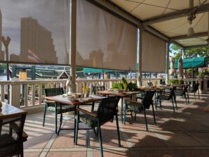 River Cafe & Terraceのリバーサイド席と朝食