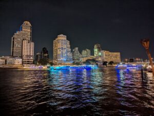 チャオプラヤー川を行き交う船と対岸のバンコクの夜景