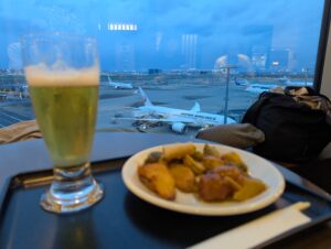 羽田空港のラウンジから見た滑走路と飛行機