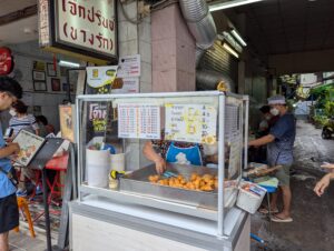 ジョークプリンスのガラスケースに並ぶパートンコーと、奥で作業するスタッフ