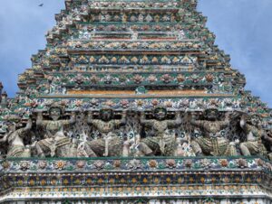 ワット・アルンの仏塔、屋根、庭園を写した全景