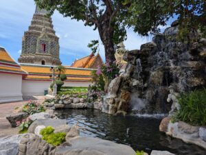 ワット・ポー境内の池と仏塔