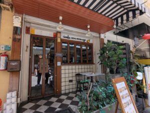 ワット・アルン対岸にあるMake Me Mangoの店頭