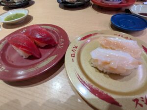 赤身まぐろと白身魚の握りが乗ったスシローの皿
